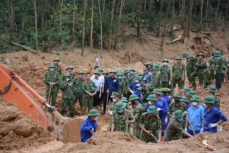 Dẫn chứng số 9: Hình ảnh xúc động, bình dị khi làm nhiệm vụ của các chiến sĩ Công an