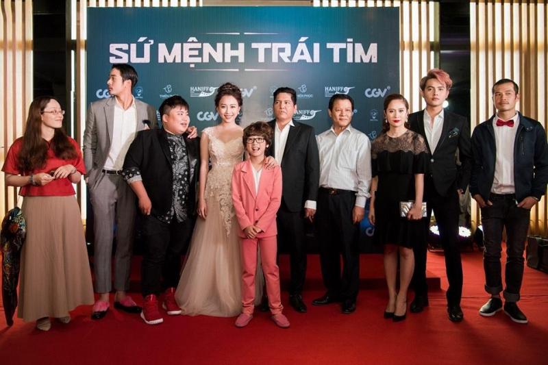 Dàn diễn viên trong buổi ra mắt tại Hà Nội