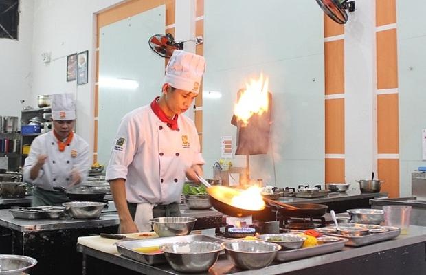 Dáng cao gầy sáng bừng bên ảnh lửa