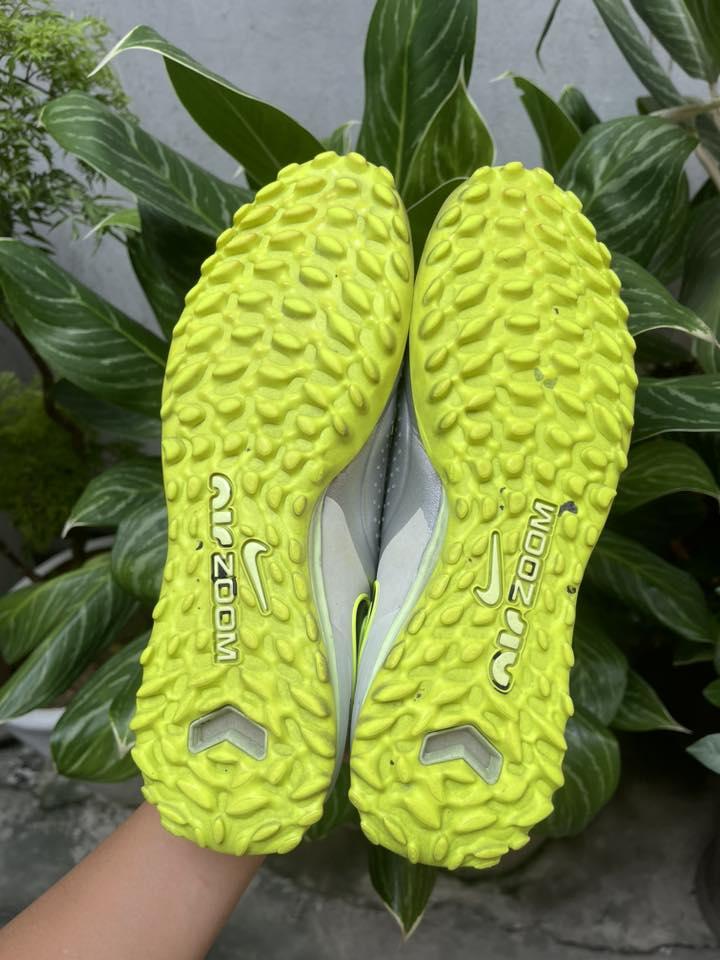 Đặng Văn Thành chuyên sửa giày bóng đá