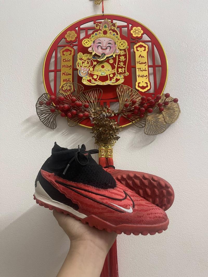 Đặng Văn Thành chuyên sửa giày bóng đá