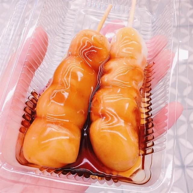 Những xiên Dango nướng được phết mật ong vàng óng ánh