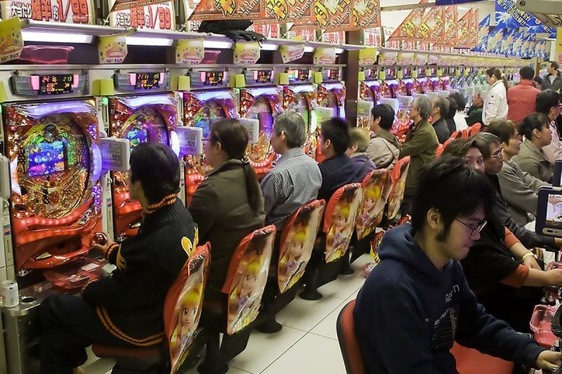 Đánh bạc là bất hợp pháp nhưng người Nhật thường lách luật bằng trờ Pachinko