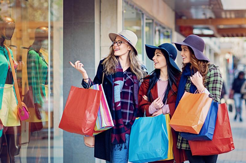 Đừng quên dành thời gian chăm sóc bản thân hay shopping cùng hội bạn để xả stress