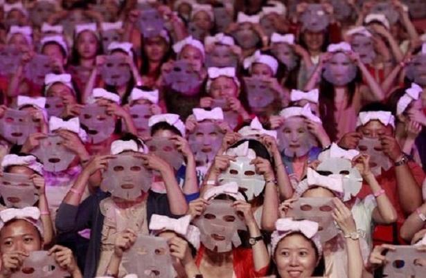 1.213 người ở Đài Loan đắp mặt nạ cùng một thời điểm