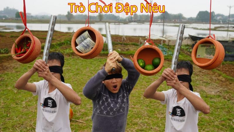 Trò chơi đập niêu đất thường được tổ chức vào dịp lễ Tết