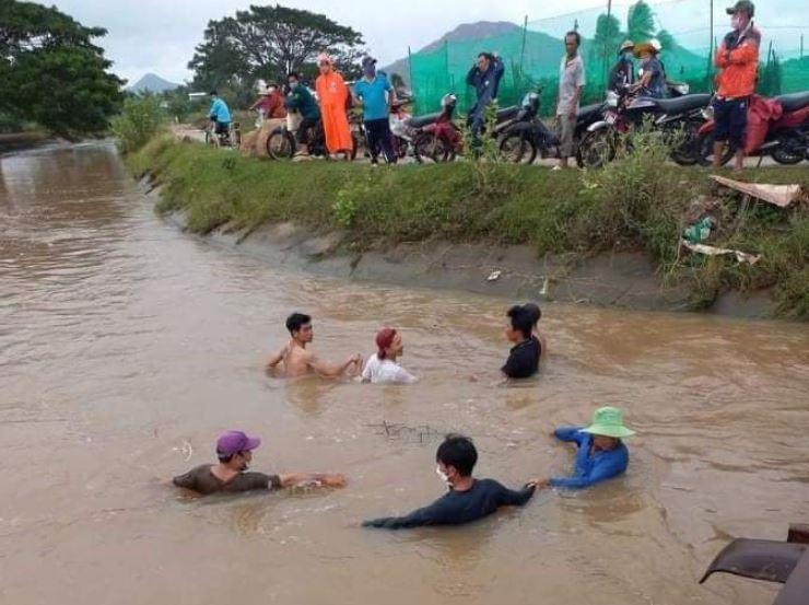 Lực lượng cứu hộ, cứu nạn tìm kiếm cháu bé mất tích. (Ảnh: Người lao động)