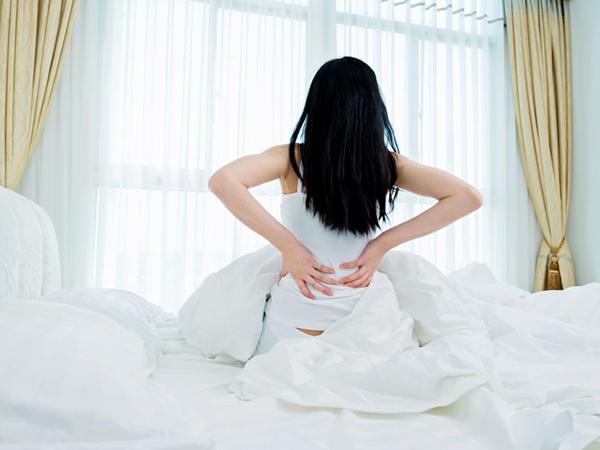 Tình trạng đau lưng cũng là dấu hiệu báo các mẹ đang mang thai.