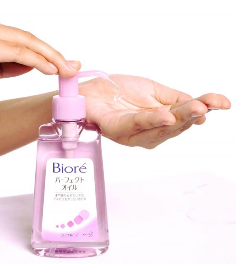 Dầu tẩy trang Biore Makeup Remover Cleansing Oil là sản phẩm làm sạch da sâu nhưng lại không làm khô da.