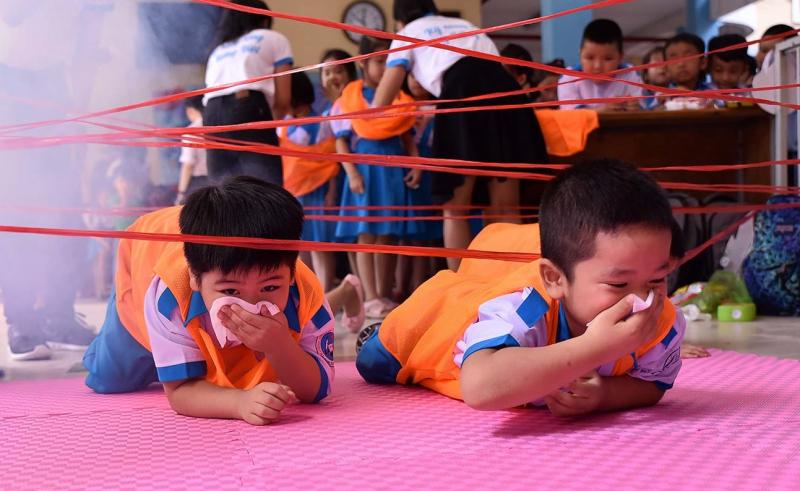 Dạy con các tư thế di chuyển khỏi đám cháy một cách an toàn