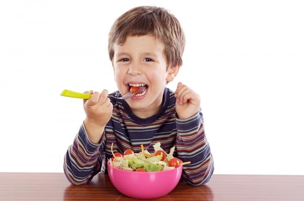 Dạy con tự lập bằng cách cho trẻ tự xúc ăn