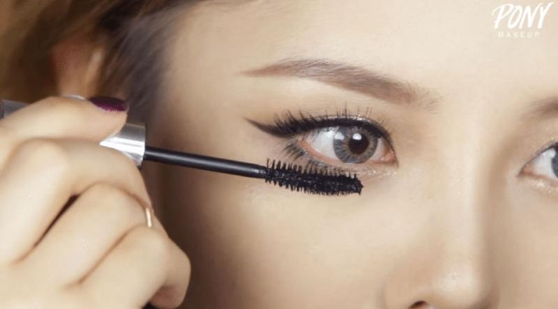 Bạn nên lau sạch phần mascara thừa trên đầu cọ