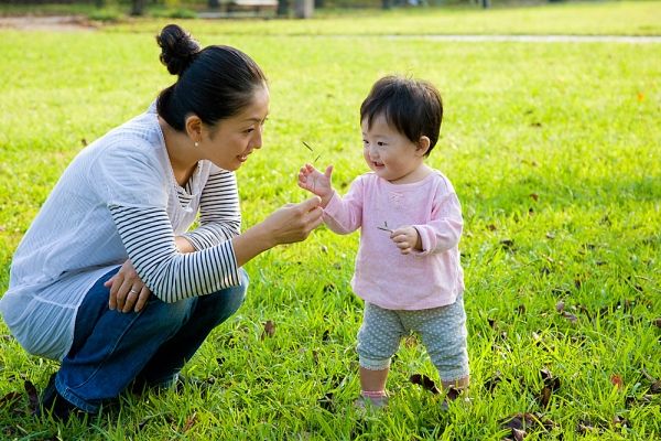 Để trẻ vận động và đi bộ thật nhiều