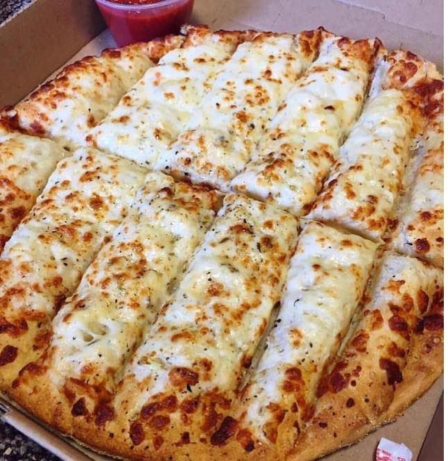 Pizza bò bằm, pizza thập cẩm, pizza Hawai,… đều được bán với số lượng lớn mỗi ngày.