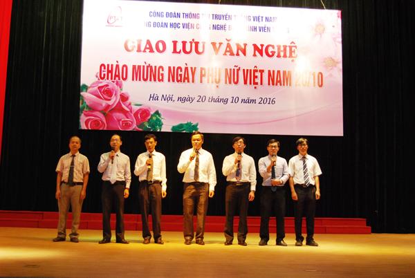 Dưới ánh đèn lung linh, trong những tà áo dài thướt tha, các chị em hòa mình vào âm nhạc, hưởng trọn niềm vui. ﻿