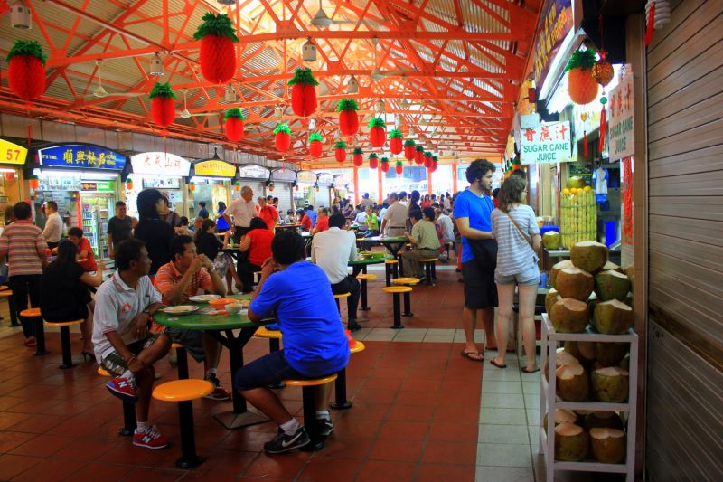 Đến các Trung tâm Hawker để thưởng thức ẩm thực