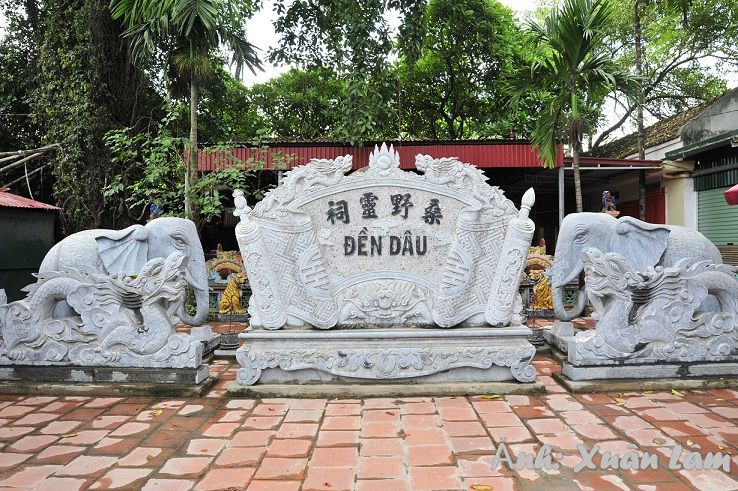 Bên ngoài của Đền Dâu