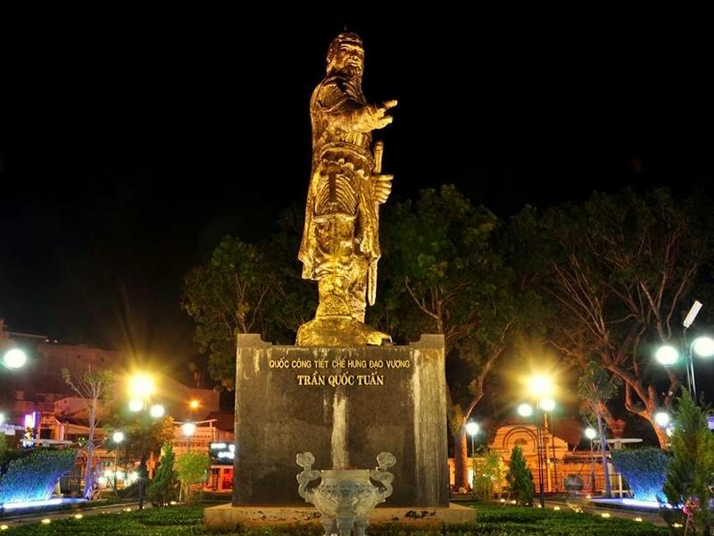 Tượng Đức Thánh Trần trên đường Trần Hưng Đạo, thành phố Vũng Tàu