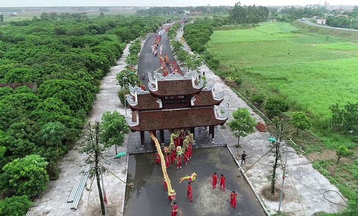 Bên trong Đền Lảnh Giang