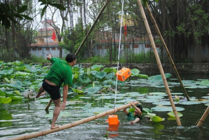 Cầu kiều bắc trên ao làng