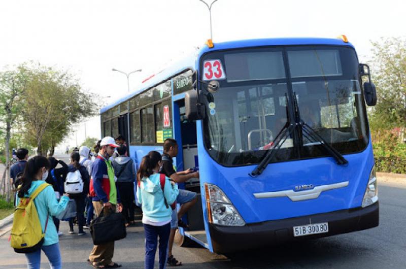 Sinh viên đến trường bằng xe buýt