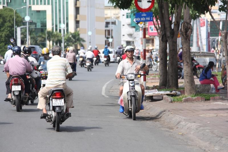 Xe máy đi ngược chiều