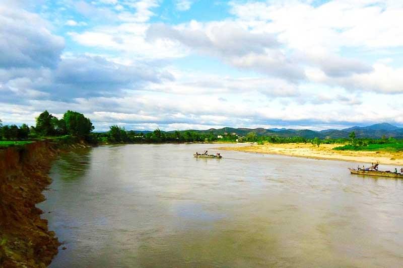 Đi thuyền trên sông Đắk Bla