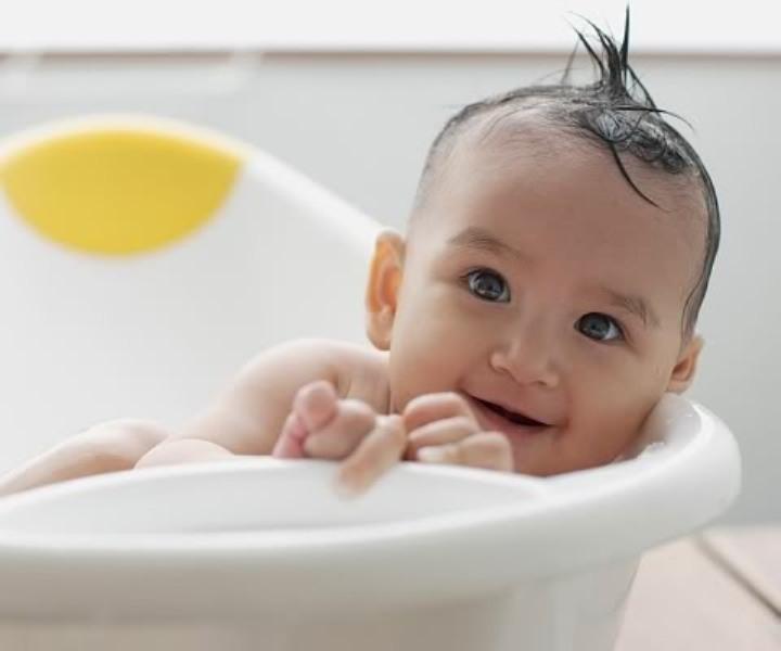 Tắm bé của Baby Care Việt