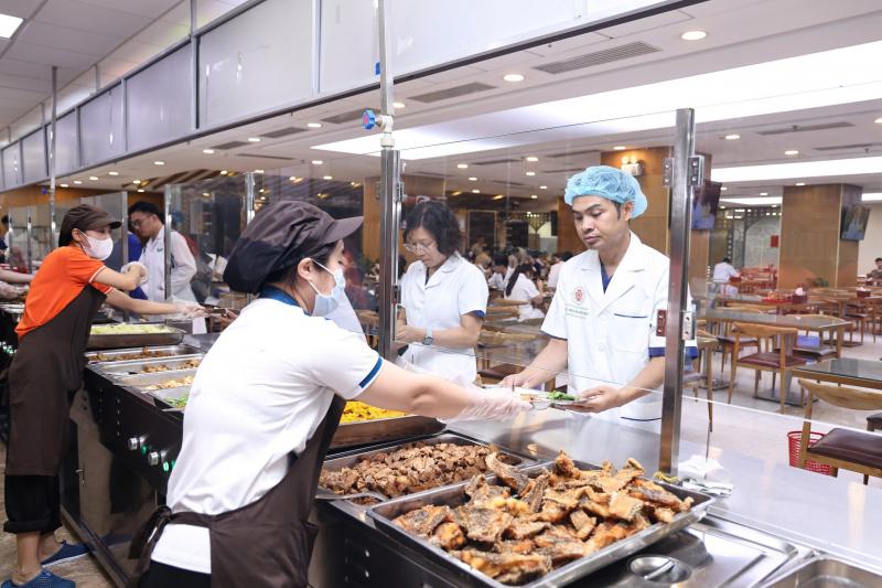 Thực đơn suất ăn công nghiệp được xây dựng khoa học, đa dạng và không trùng lặp