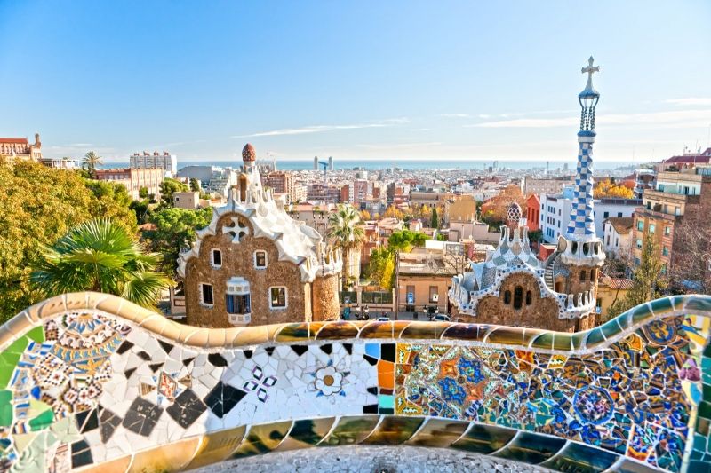 Barcelona, thủ phủ của xứ Catalonia, là một thành phố quốc tế bên biển Địa Trung Hải.