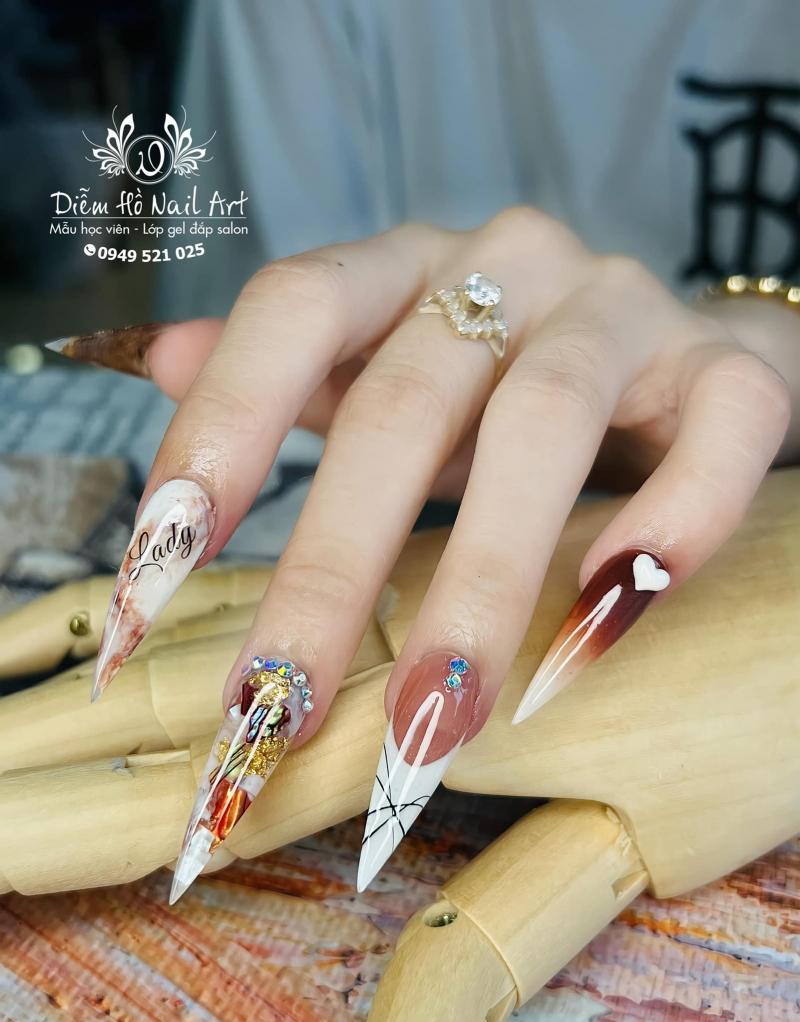 Diễm Hồ Nail Art có phương pháp dạy học chuyên nghiệp giúp học viên tiếp cận các kỹ thuật từ cơ bản đến chuyên sâu