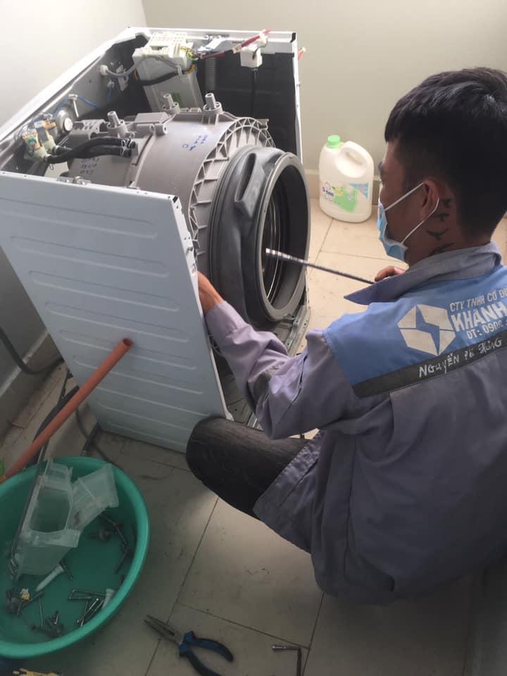 Điện lạnh Khánh Linh còn đầu tư trang thiết bị sửa chữa hiện đại do đó mọi vấn đề về máy giặt đều không làm khó được các nhân viên kỹ thuật nơi đây.