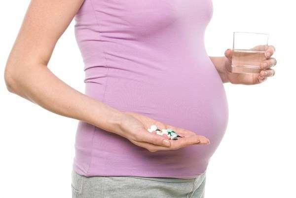 Để tránh tình trạng này, mỗi ngày mẹ bầu nên bổ sung ít nhất là 30 mg sắt và 1000 – 2000mg canxi