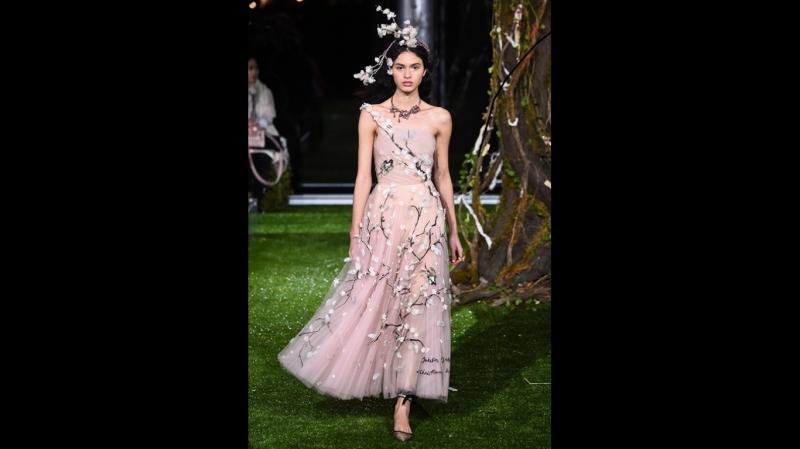 Một mẫu váy trong BST của Dior x Japan với cảm hứng từ hoa anh đào đầy thơ mộng