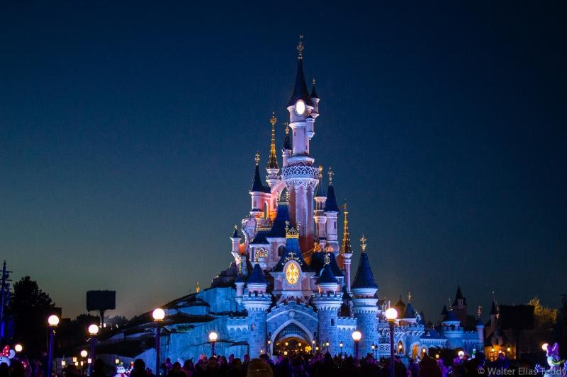 Disneyland Paris về đêm