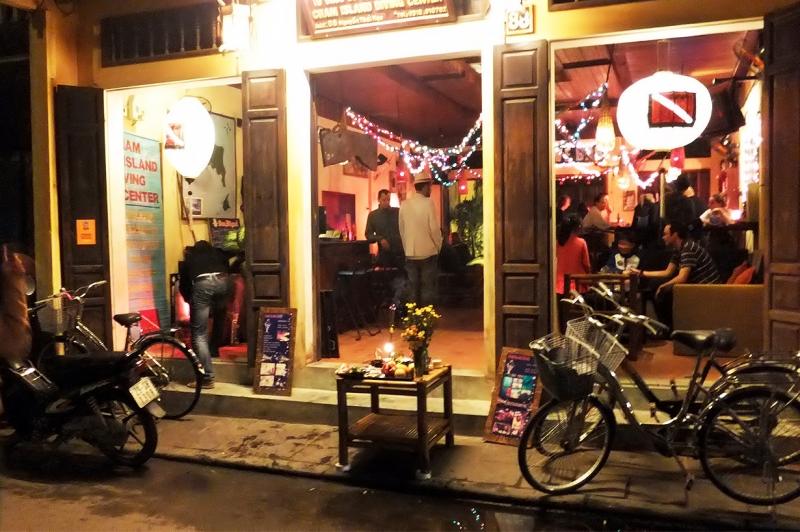 Dive Bar là một trong những điểm giải trí về đêm ở Hội An mà bạn không nên bỏ qua