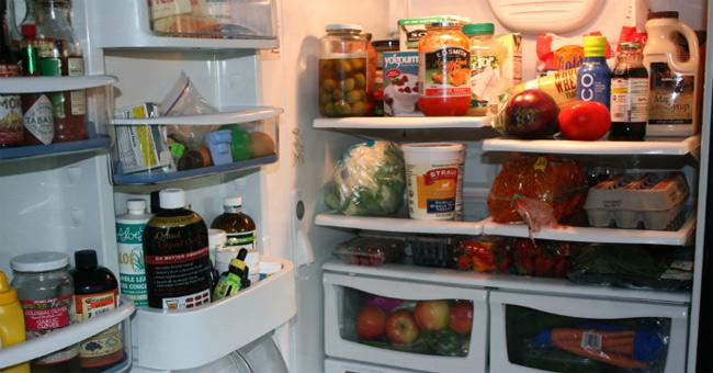 Để thức ăn nóng trong tủ lạnh sẽ phát ra hơi nóng từ thực phẩm làm tăng nhiệt độ tạm thời trong tủ lạnh dẫn đến hiệu quả lưu trữ thực phẩm không được như mong muốn