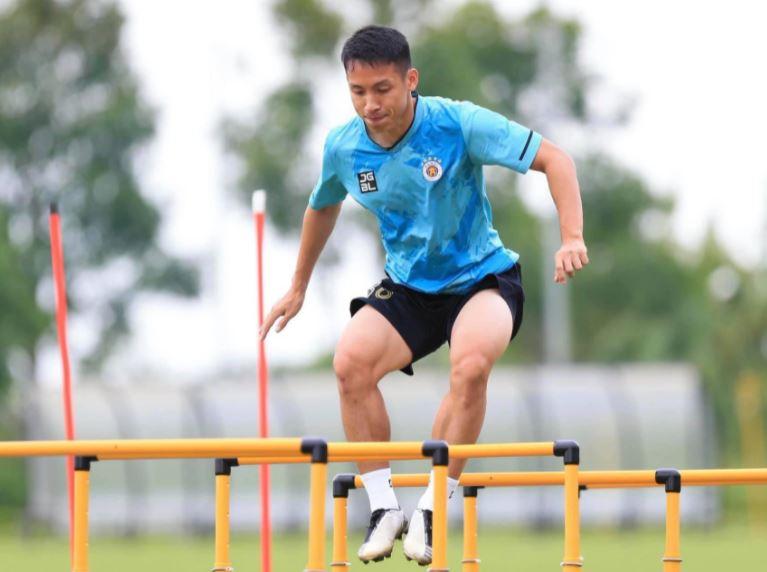 CLB Hà Nội bất ngờ cho phép Hùng Dũng quay trở lại thi đấu sau 8 tháng chấn thương nặng. (Ảnh: báo Người lao động)