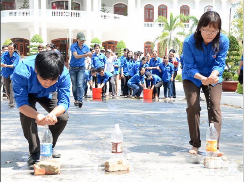 Đổ nước vào chai