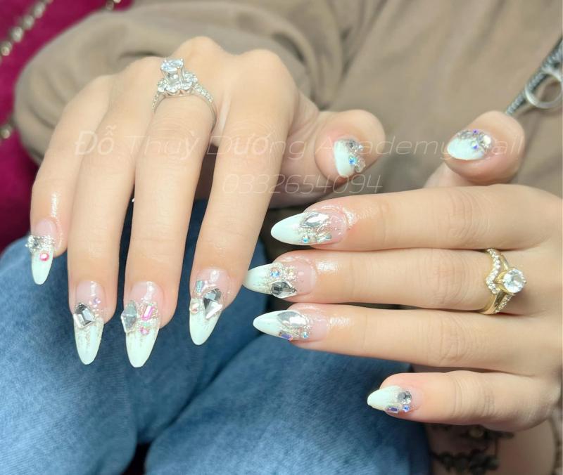 Đến với Đỗ Thuỳ Dương Nail Academy, bạn sẽ được học song song lý thuyết lẫn thực hành trực tiếp trên mẫu thật