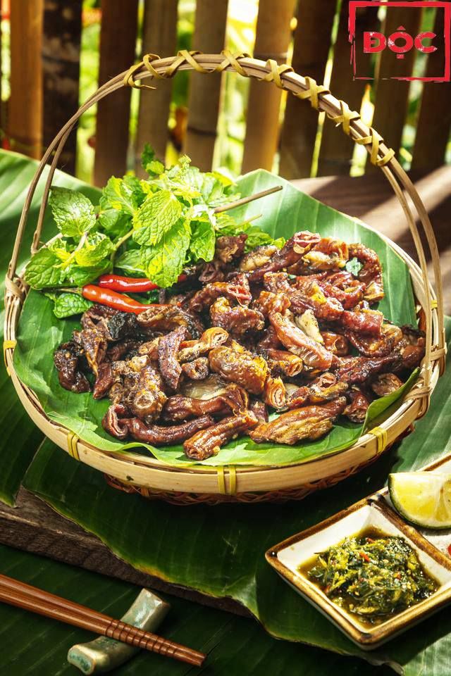 Đến với Độc Quán, thực khách sẽ được thưởng thức gợi lại trong bạn nỗi nhớ về những hương vị đặc trưng của núi rừng, hương vị đặc trưng của các món ăn dân tộc.