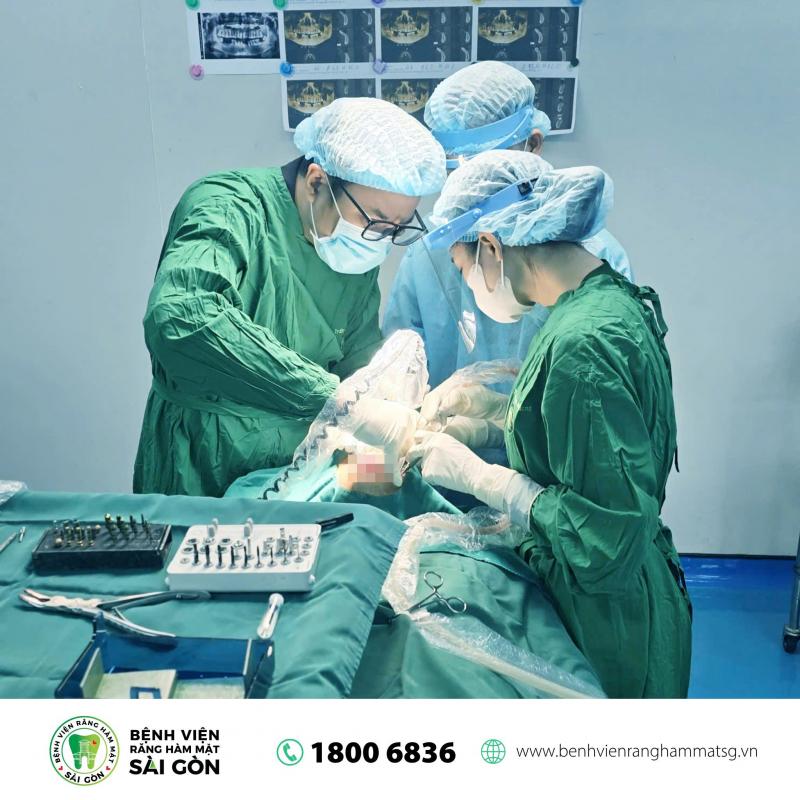 Đội ngũ bác sĩ Implant nhiều năm kinh nghiệm, trực tiếp điều trị