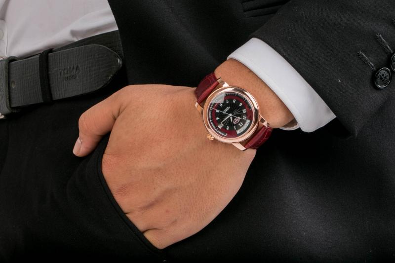 Chiếc đồng hồ đắt tiền sẽ là phụ kiện cưới sang trọng giúp chủ tiệc toát lên vẻ quý phái của mình.