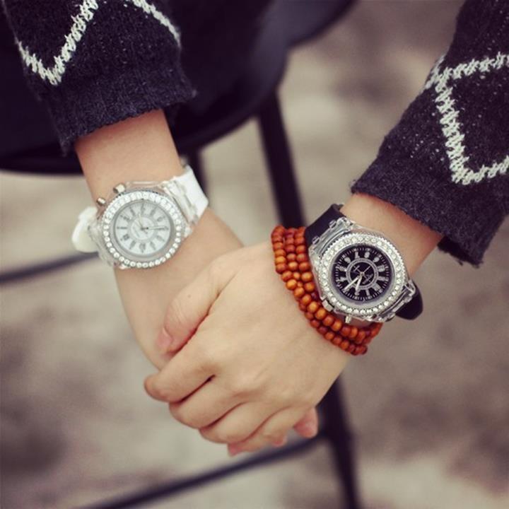 Nên cùng nhau đeo đồng hồ đôi