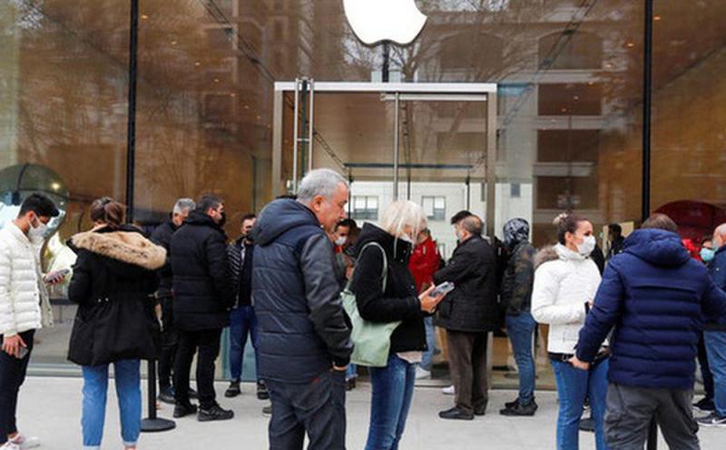 gười xếp hàng chờ để vào Apple Store ở Istanbul ngày 27/11/2021 (Ảnh: Cumhuriyet)