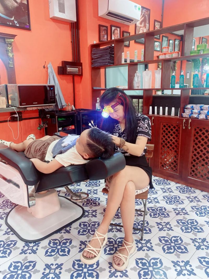 Đông Tây Barbershop