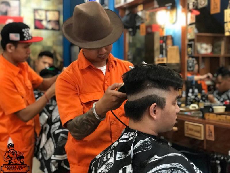 Mỗi ngày tiệm đều tiếp đón và phục vụ cho hàng trăm lượt khách đến đây cắt tóc, mà mỗi người khi bước ra đều sẽ hài lòng với sự thay đổi của mình