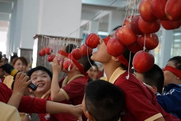 Ở Việt Nam các bạn sáng tạo thay vì cho trong nước, táo được treo lên cao