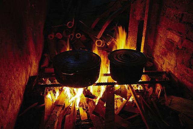 Những chiếc bếp củi vừa là nơi nấu nướng vừa là nơi sưởi ấm của người dân