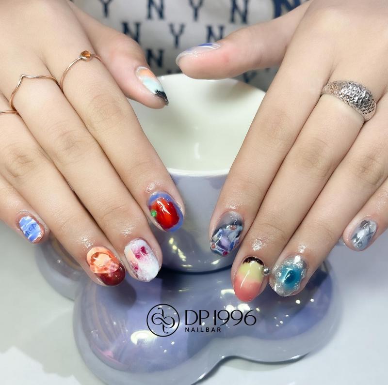 Các mẫu nail tại Dp1996 Nail Bar thoạt nhìn tuy đơn giản nhưng lại mang cái nhìn mới lạ và độc đáo hơn